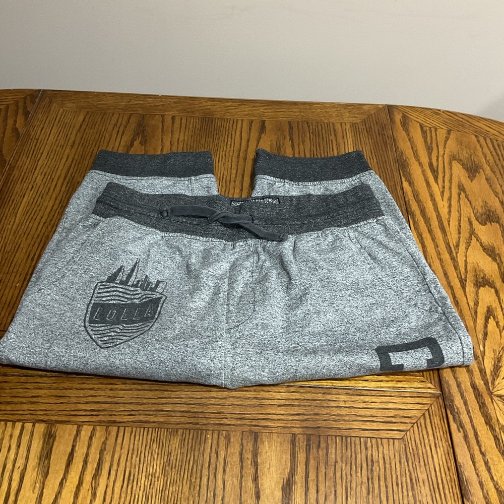 Lollapalooza Chicago Gray Joggers with Cityscape Design 3/4 sweat pants pockets
